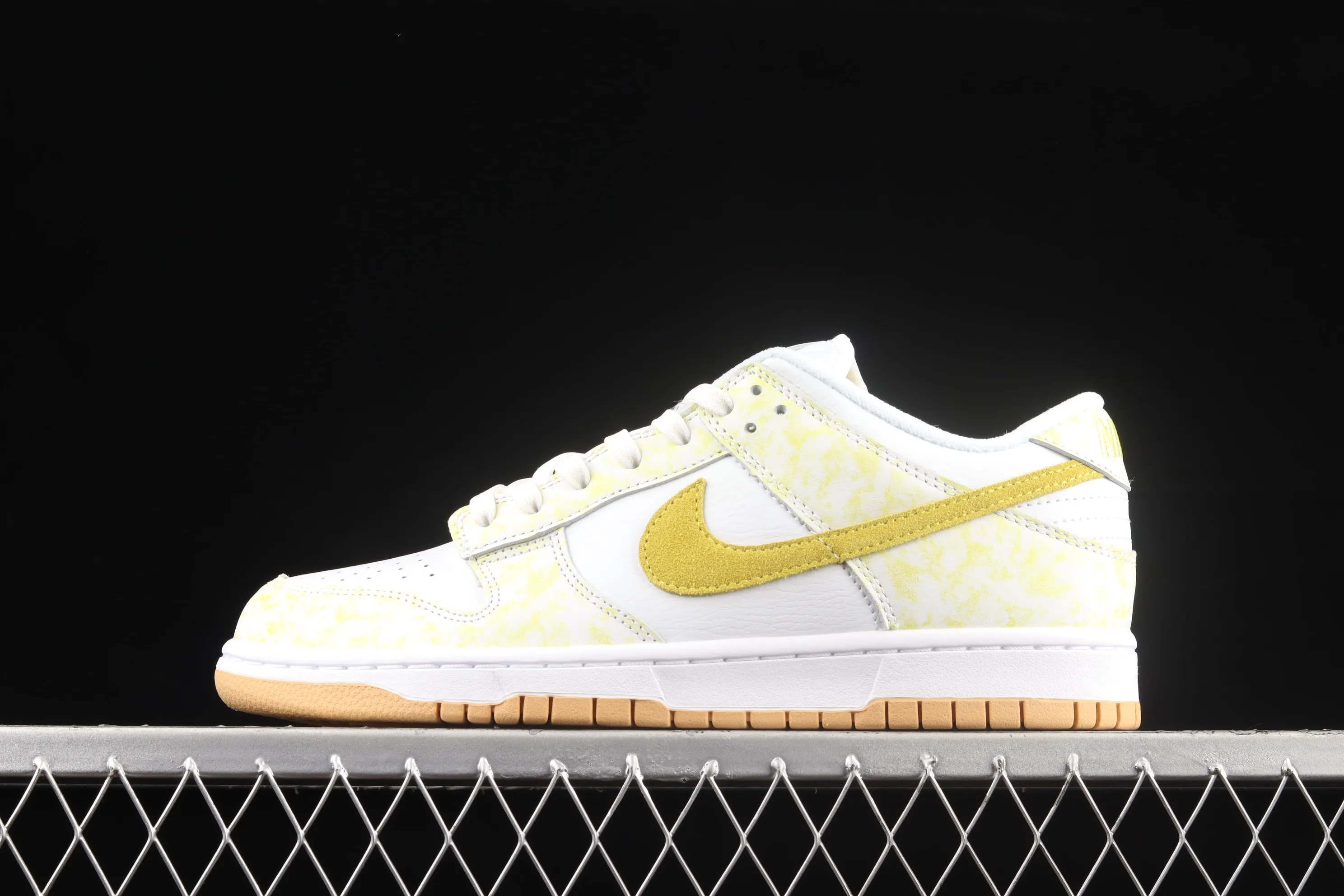 All categories Nk SB Dunk series Nk SB Dunk Low low-top sneakers pure original version Nk SB Dunk Low Prm yellow and white color SB smashed backboard fashion casual sneakers DM9467-700